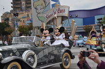 de parade met Mickey en Minnie en ...