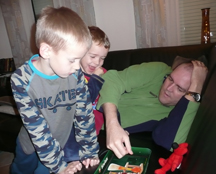 Johan speelt een dobbelspelletje met zijn kinderen.