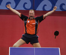 Tonnie Heijnen scoort het winnende punt tijdens Paralympics Athene 2004