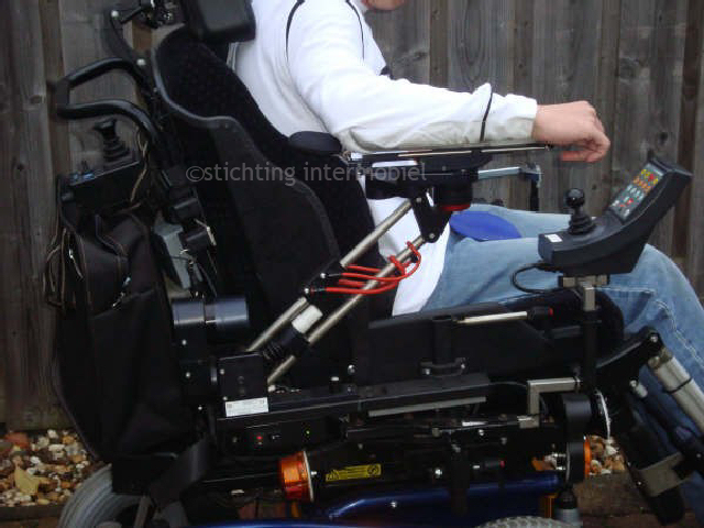 tobben Redenaar ondersteboven Elektrische armondersteuning op elektrische rolstoel | Stichting Intermobiel