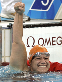 Mirjam viert haar overwinning op de 50 meter vrij tijdens de Paralympics in Londen