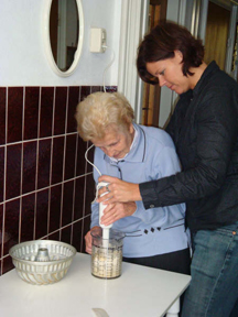 Susanne maakt cake met een mevrouw die nog thuis woont.