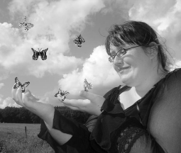 Alma Bosman op de foto met vlindertjes