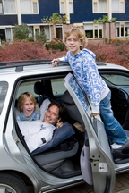 Ben liggend in de auto op zijn luchtbed
