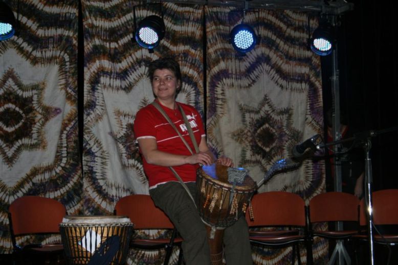 Monique tijdens een optreden