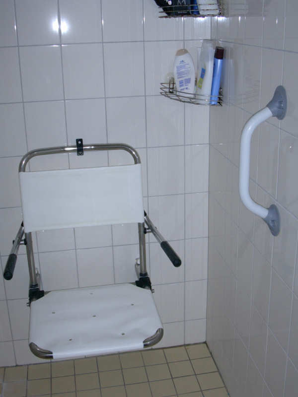 Douchezitje met steun aan de muur