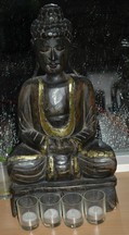 Het houten boeddha beeld dat in mijn vensterbank staat
