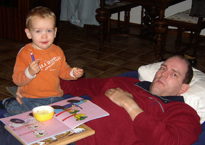Johan op de foto liggend op bed met zijn zoon