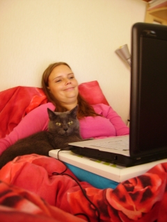 Laura op bed achter de pc met haar kat