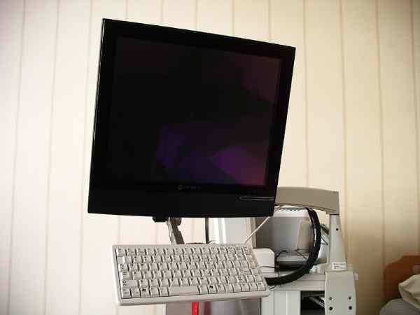Foto platbeeldscherm met verkleind toetsenbord eronder
