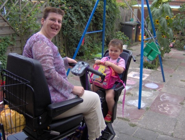 Elsa en Shifra samen op de scootmobiel
